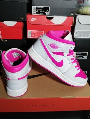 AIR JORDAN 1 MID WOMEN'S US SIZE 7.5 MINT CONDITION